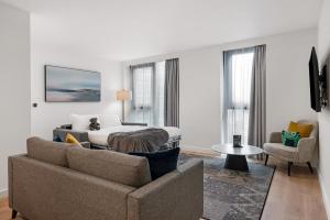 曼彻斯特CitySuites 2 Aparthotel的客厅配有沙发和1张床