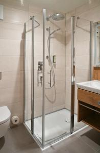 古坦泽尔赫贝尔Hotel Restaurant Klosterhof的浴室里设有玻璃门淋浴