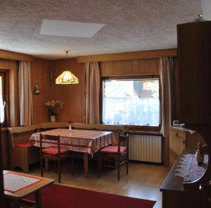 萨帕达Appartamento Anna & Gino的一间带桌椅和窗户的用餐室