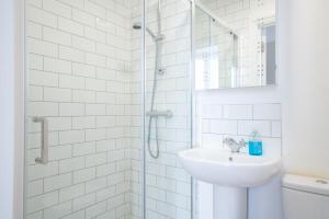 赖德The Veteran Hotel & Bar的白色的浴室设有水槽和淋浴。