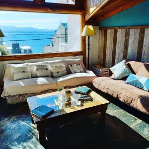 圣卡洛斯-德巴里洛切Bariloche Hostel的客厅配有沙发和桌子