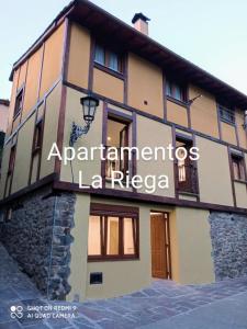 波特斯La Riega的一座带读取la riga公寓标志的建筑