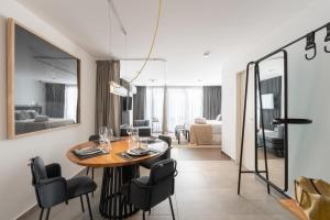 科尔多瓦Stay Suites的一间带桌椅的用餐室和一间客厅
