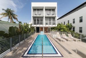 迈阿密海滩The Meridian Hotel Miami Beach的一座建筑物中央的游泳池
