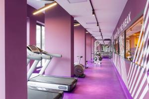 都灵CX Turin Regina Student&Explorer Place的一个带紫色墙壁和跑步机的健身房