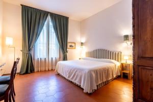 佛罗伦萨La Casa del Ghiberti B&B的一间卧室设有一张床和一个大窗户