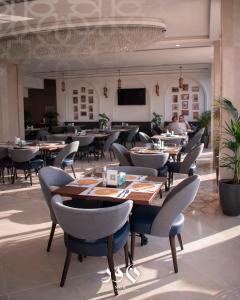 巴格达Andalus Hotel的一间在房间内配有桌椅的餐厅
