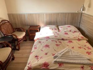 奥尔什丁aleSpanie的一间卧室配有一张带鲜花毯子的床