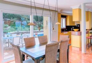 佩德雷尔Luxury Villa at La Sella Resort的厨房以及带桌椅的用餐室。