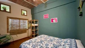 萨尤利塔Apartamento Parota #的一间卧室设有一张床和绿色的墙壁