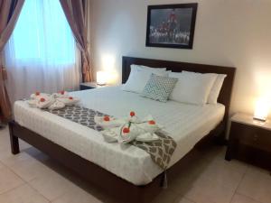 伊洛伊洛Venezia Suites Hotel Iloilo的一间卧室,床上有两张橡胶鸭