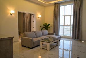 艾卜哈فندق راديانس جراند的客厅配有沙发和桌子