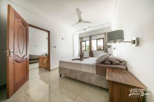 安塞奥潘嘉美拉海滩宾馆的一间卧室设有床、窗户和门