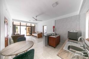 安塞奥潘嘉美拉海滩宾馆的客厅配有桌子和水槽