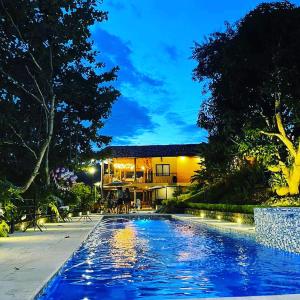 圣希尔Hotel Casas de Campo El Ciruelo的房屋前的大型游泳池
