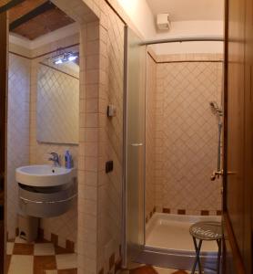 蒙特卡蒂尼泰尔梅Appartamento Clary的带淋浴、盥洗盆和浴缸的浴室