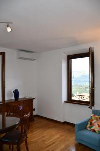 蒙特卡蒂尼泰尔梅Appartamento Clary的客厅配有桌子和窗户