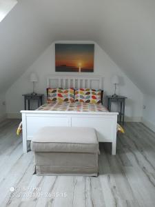 韦斯特波特Pier Road Cottage, Croagh Patrick的卧室配有白色的床和枕头。