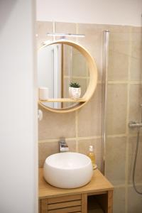 巴黎CHARMING Parisian Apartment WITH AIR CONDITIONING - CLIMATISATION & 2 BEDROOMS - Batignolles PARIS的一间带水槽和镜子的浴室