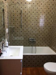 阿赫尔La Roureda的带浴缸、卫生间和盥洗盆的浴室