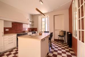 莱萨布勒-多洛讷LES CORDERIES的厨房设有柜台和 ⁇ 制地板