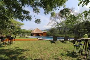 HuichihuayánHotel Vista Verde的一个带游泳池和凉亭的度假胜地