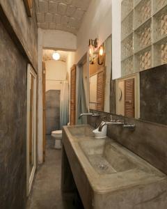萨尤利塔My Sisters House - Female only的一间带大型石质水槽和卫生间的浴室