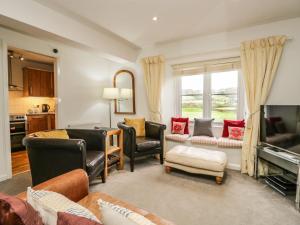 霍克斯黑德3 Vale View的客厅配有家具和电视。