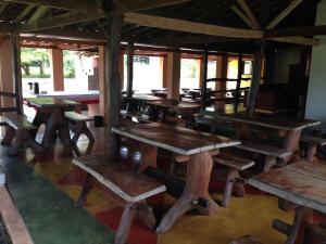 皮雷诺波利斯Águas Vivas Hotel Fazenda的一组木桌和长凳