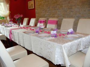 杜什尼基-兹德鲁伊Ośrodek Pegaz的一张桌子上放着白色桌布和粉红色的花朵