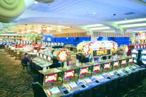 拉斯维加斯亚利桑那州查理博尔德酒店的赌场里有很多老虎机
