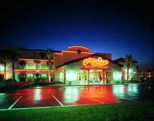 拉斯维加斯亚利桑那州查理博尔德酒店的停车场内有 ⁇ 虹灯标志的酒店