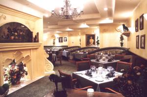 拉斯维加斯亚利桑那州查理博尔德酒店的一间带桌椅和壁炉的餐厅
