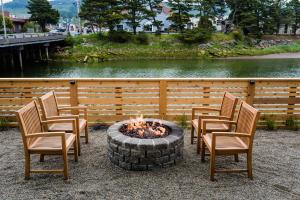 西塞德海滨河流旅馆的坐在火坑周围的椅子