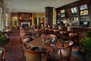 达拉姆华盛顿杜克高尔夫俱乐部旅馆的一间带桌椅的餐厅和一间酒吧