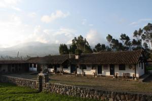 Hacienda ZuletaHacienda La Merced Baja的一组背景为山脉的建筑