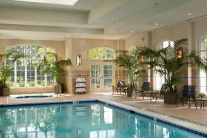 达拉姆华盛顿杜克高尔夫俱乐部旅馆的游泳池位于带泳池景的大型客房