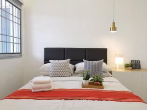 Merdeka One Homestay 8pax 4Rooms客房内的一张或多张床位