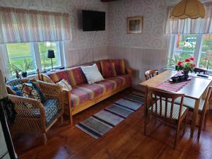 雷克桑德Soldattorpet Sands的客厅配有沙发和桌子