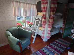 雷克桑德Soldattorpet Sands的客厅配有椅子和一张双层床。