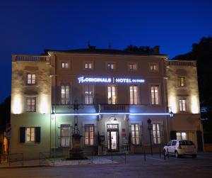 卡瓦永The Originals Boutique, Hôtel du Parc, Cavaillon (Inter-Hotel)的前面有一辆白色汽车的建筑