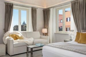 罗马Palazzo Nainer的白色的客厅配有沙发和窗户