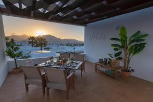 普拉亚布兰卡Villalia Zaida的一间设有桌子的海景用餐室