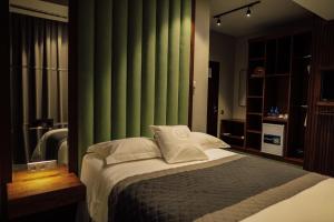 阿克托比阿克托比达斯坦酒店的一间卧室配有一张带绿色墙壁的床