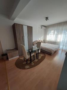 巴尼亚科维利亚查Renome apartmani的一间卧室配有桌椅和一张床