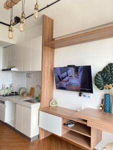 当格浪Skyhouse Bsd warm and cozy studio by lalerooms的厨房配有壁挂式平面电视。