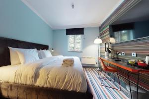 利兹利兹北部乡村酒店的一间卧室配有一张大床和一张书桌