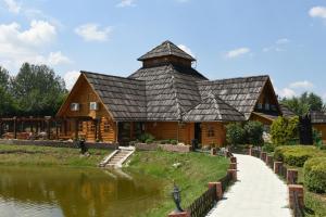 大普拉纳Etno Selo Moravski Konaci的水边的小木屋,前面设有人行道