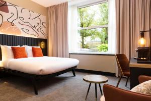 阿姆斯特丹Huygens Place Amsterdam的酒店客房设有床和窗户。