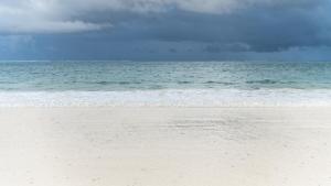 帕杰Hakuna Majiwe Beach Lodge的海滩与大海相映成趣